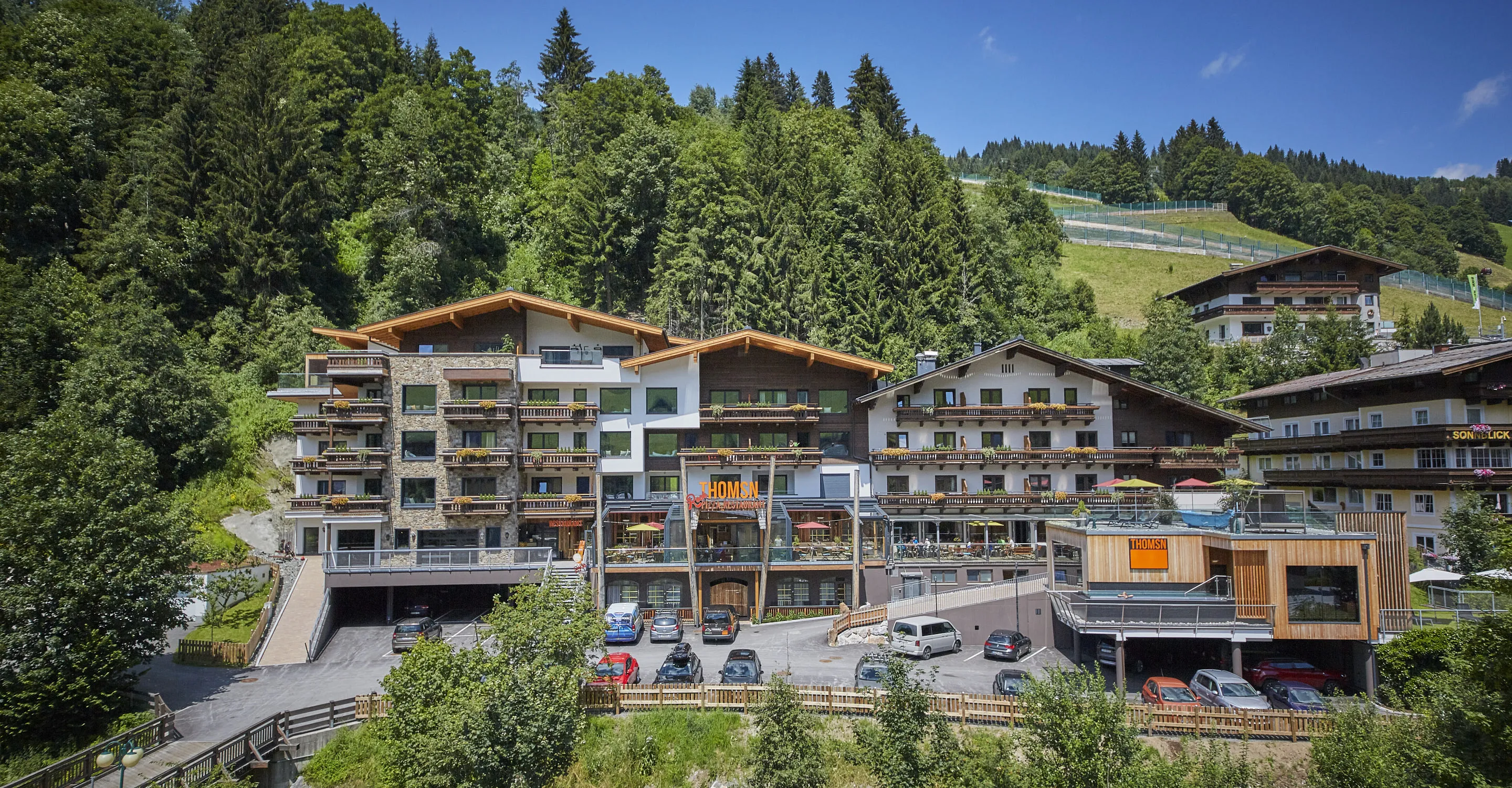 Berg-Hotel umgeben von Bäumen und grüner Landschaft