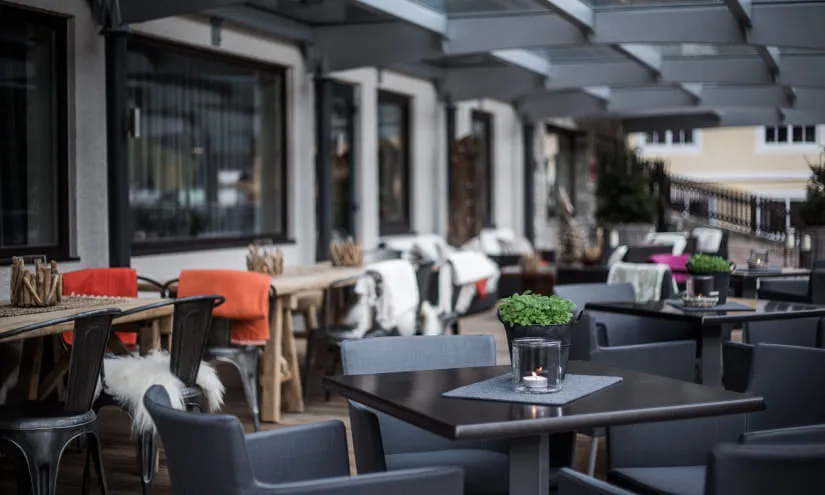 Terrasse des THOMSN Alpiner Rock Hotels, gemütliche Sitzgelegenheiten