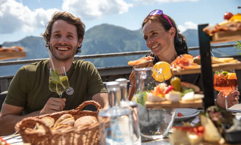 Menschen genießen Essen und Getränke in Saalbach