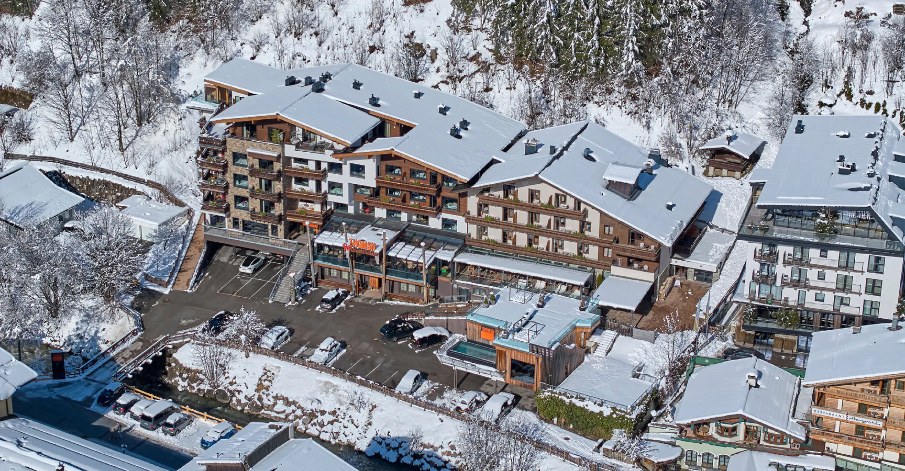 Luftaufnahme eines Hotels in schneebedeckter Landschaft