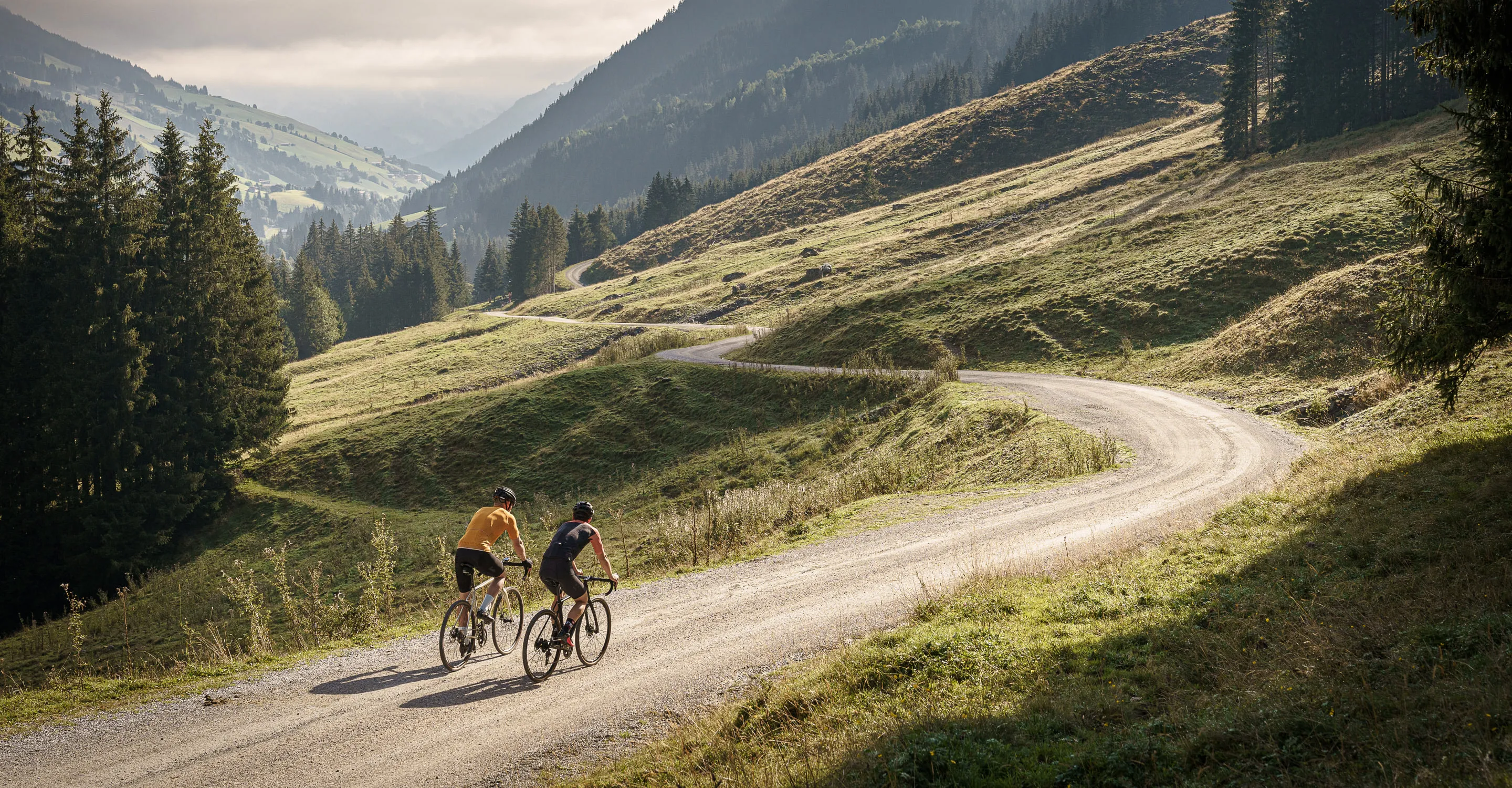 Zwei Radfahrer auf einem Schotterweg in Saalbach-Hinterglemm.